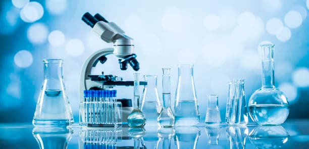 Microscop și sticlărie de laborator pregătite pentru analiză